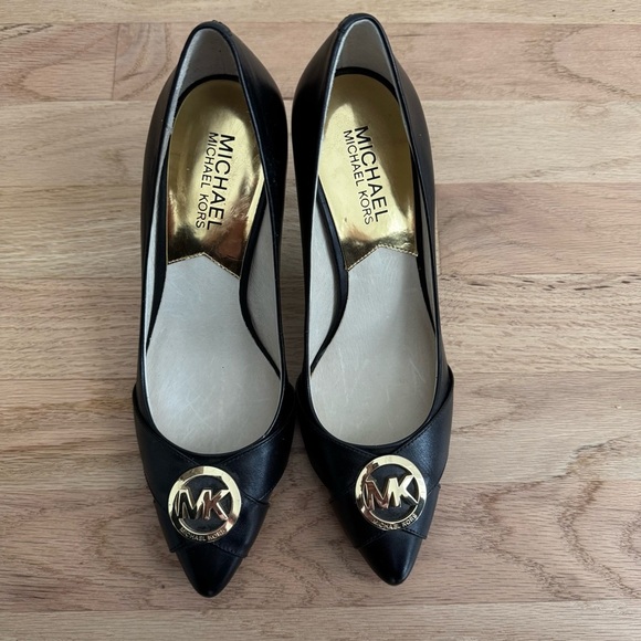 NWOB Michael Kors Black Leather Pumps Heels Size 6 - Picture 1 of 6